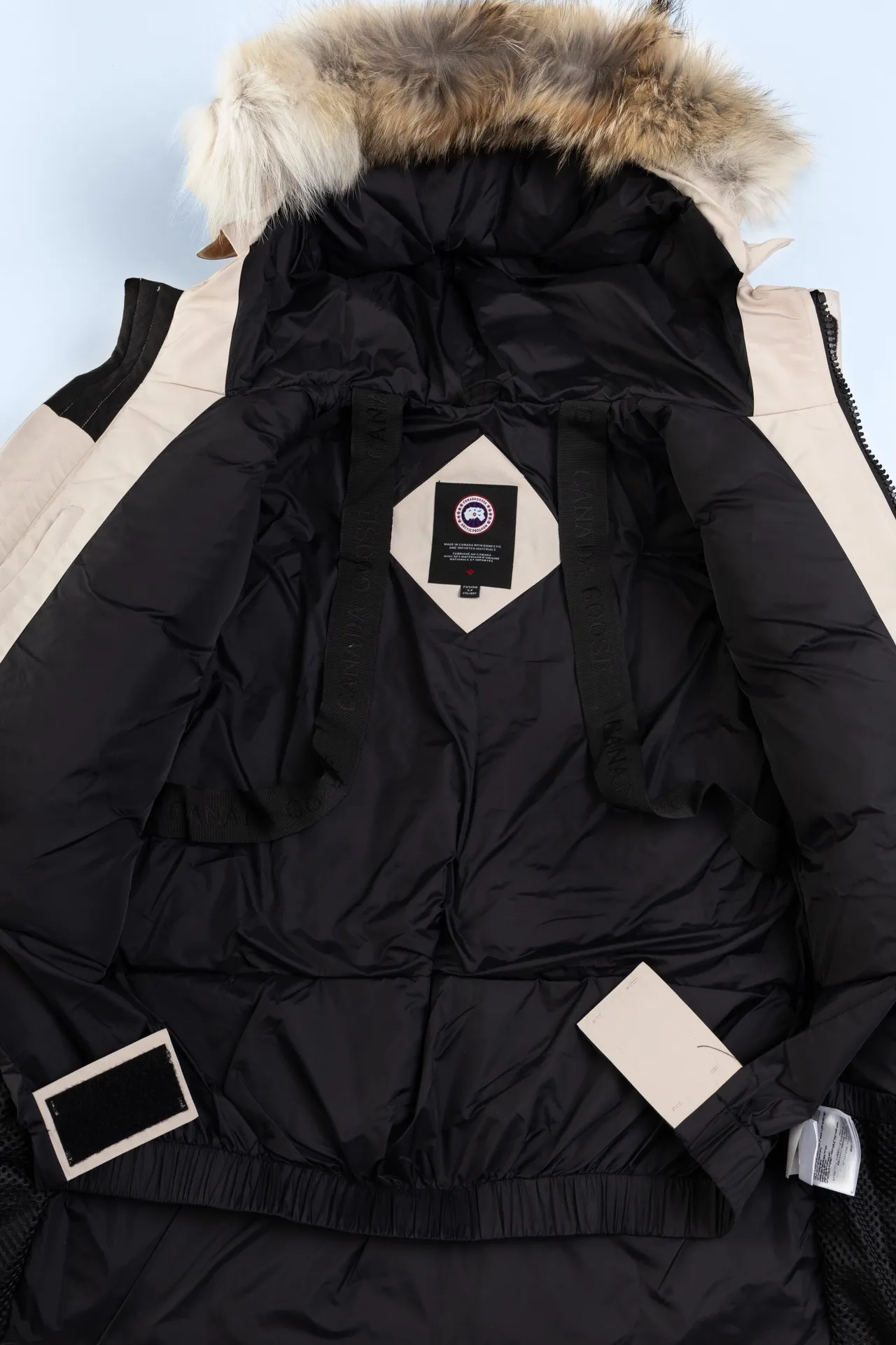 P820 (Top wolf fur version delivery handbag) Canada Goose Canada Goose #Expedition expedition parka classic down jacket ➖ Imported 21-count polyester-cotton blended original fabric [last year’s 16-count/18-count hard fabrics have been completely eliminated, this year all use 21-count genuine synchronous fabrics, the soft mid-band feels delicate and textured], genuine synchronous Feather-Light 10D waterproof coated fabric, made of 84.5% polyester fiber and 15.5% cotton, 100% the best feel in the entire network! ➖ The genuine official website uses the national standard 80 white duck down, and will never be misled by false claims such as 90 down or goose down! ➖ Using the best nylon lining with double double-layer sealing design, velvet-proof No. 7 needle + grid-filled down ready-made garments, there is 100% no so-called velvet running! ➖ The cuffs are designed with thickened seamless threads, and the collar and pockets are lined with top-quality polar fleece to keep you warm and comfortable! ➖ Yoshida YKK provides original custom-made electroplated sliders. YKK two-way lockable zippers are tight and smooth and will not peel off paint! ➖ 3M composite guarantees that the Velcro is the same as the original, durable, and all accessories and hardware are custom-made! ➖ The imported Behringer embroidery machine customizes the 10,000-needle embroidery logo, and 98% of the replicas restore the original logo. ➖ ​​The fur collars are all made of large pieces of Western Canadian blue wolf leather, ensuring that each fur collar is 13-15cm wide!